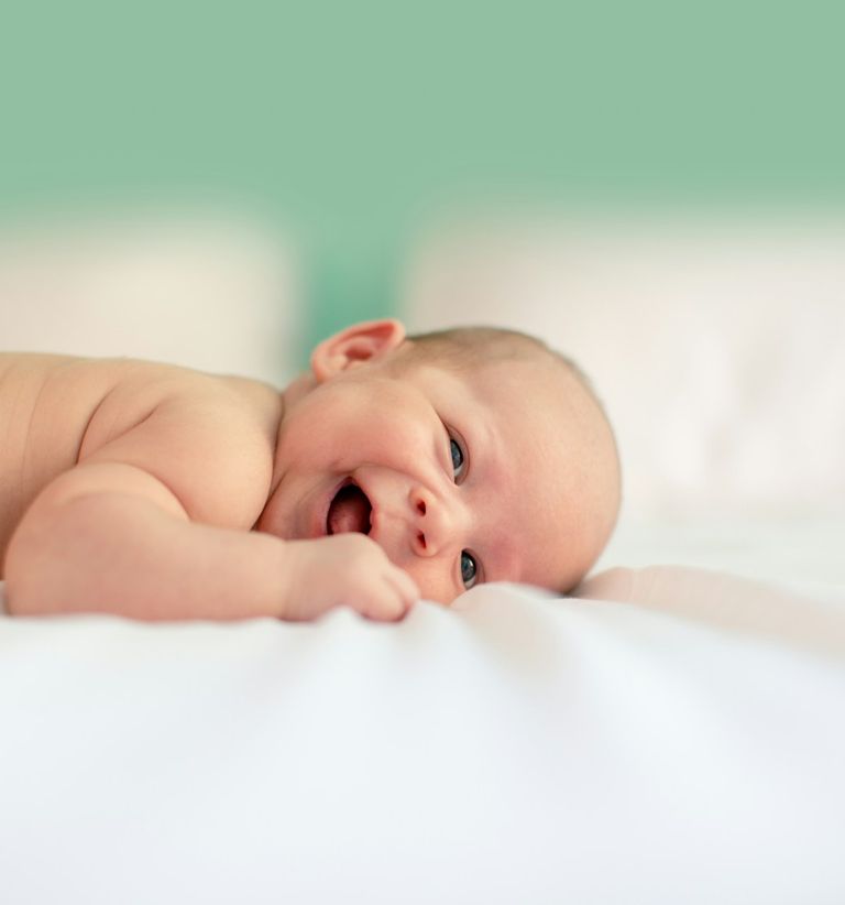 Lächelndes Baby – Ausdruck einer gelungenen online Hebammenbetreuung.